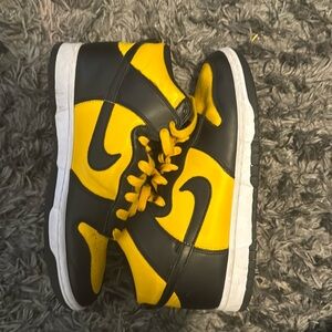 Nike Dunk High Retro
Reverse Goldenrod